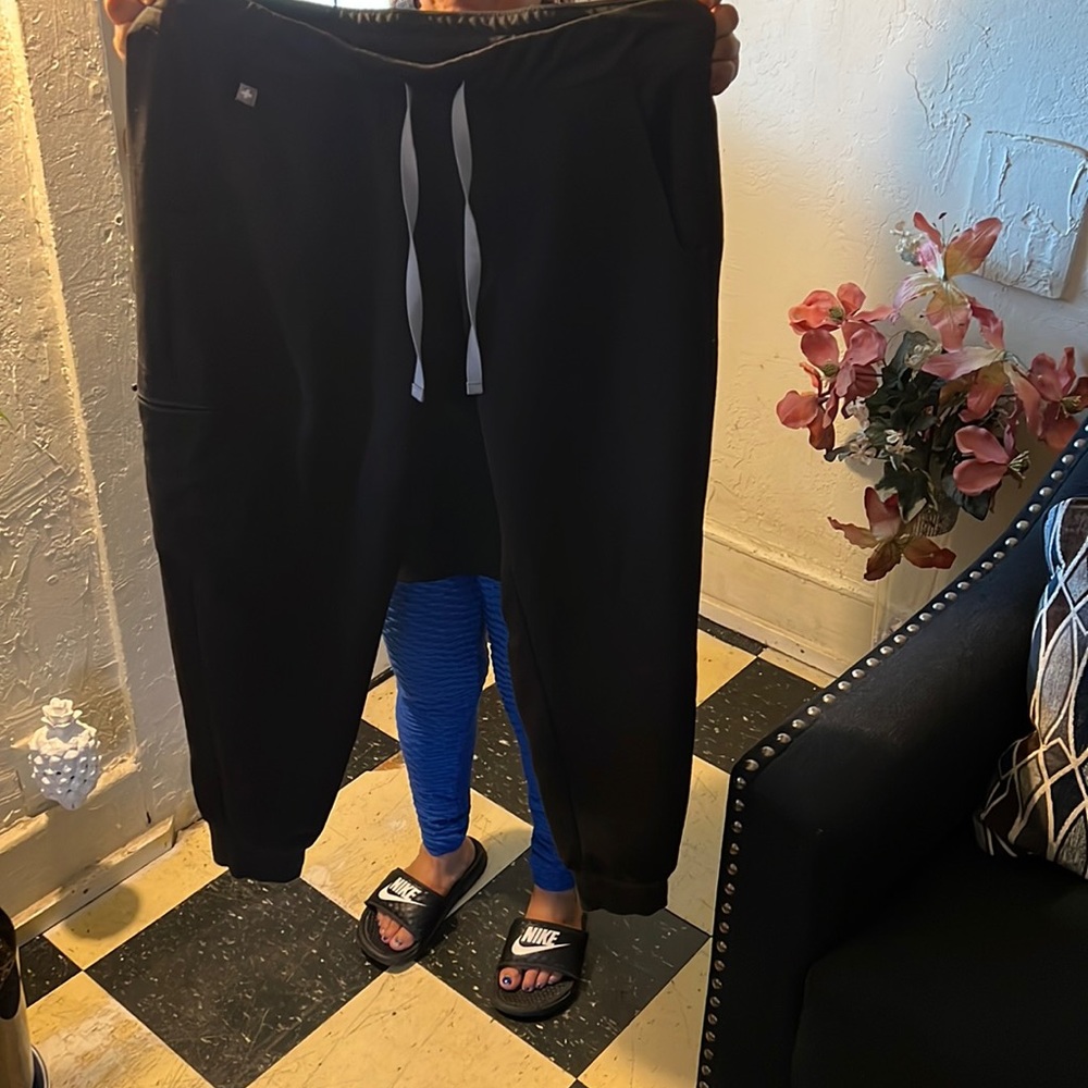 Black women FIGS size Large top Large petite pants